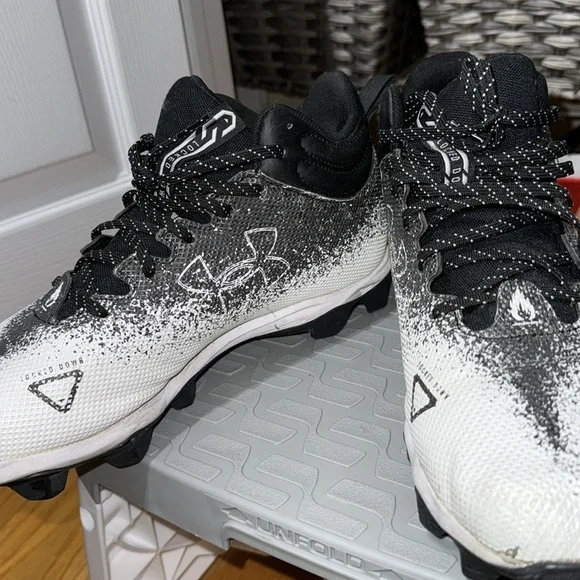 Men’s Under Armour Spotlight Franchise RM 2.0 Football Cleats Size 10 - Picture 3 of 5